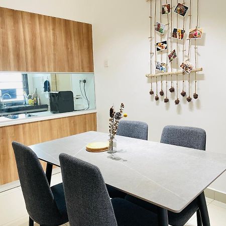 Palazio Mount Austin 2Br Studio Pool View With Tv Box-3 Plus 1 Pax C2-07 Джохор-Бару Экстерьер фото