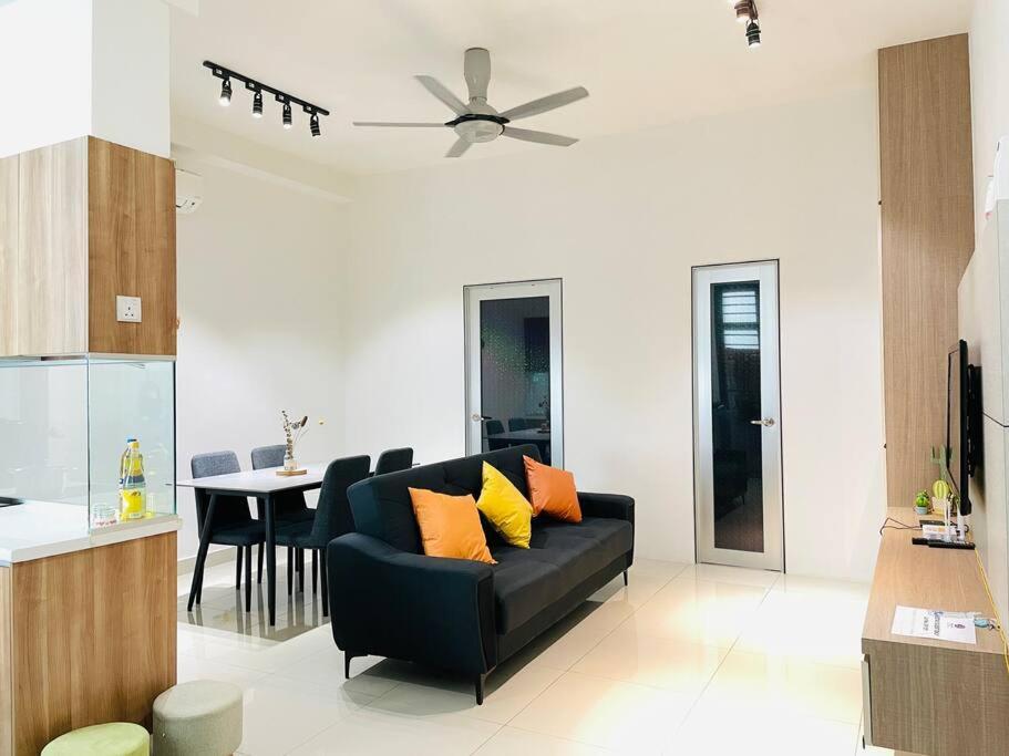 Palazio Mount Austin 2Br Studio Pool View With Tv Box-3 Plus 1 Pax C2-07 Джохор-Бару Экстерьер фото