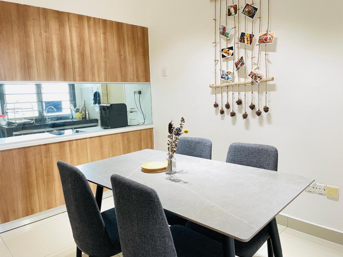 Palazio Mount Austin 2Br Studio Pool View With Tv Box-3 Plus 1 Pax C2-07 Джохор-Бару Экстерьер фото