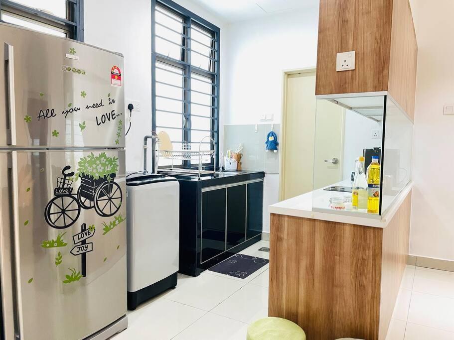 Palazio Mount Austin 2Br Studio Pool View With Tv Box-3 Plus 1 Pax C2-07 Джохор-Бару Экстерьер фото