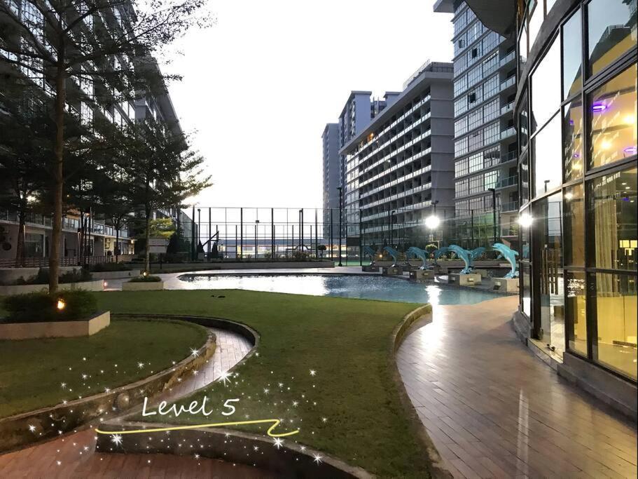 Palazio Mount Austin 2Br Studio Pool View With Tv Box-3 Plus 1 Pax C2-07 Джохор-Бару Экстерьер фото