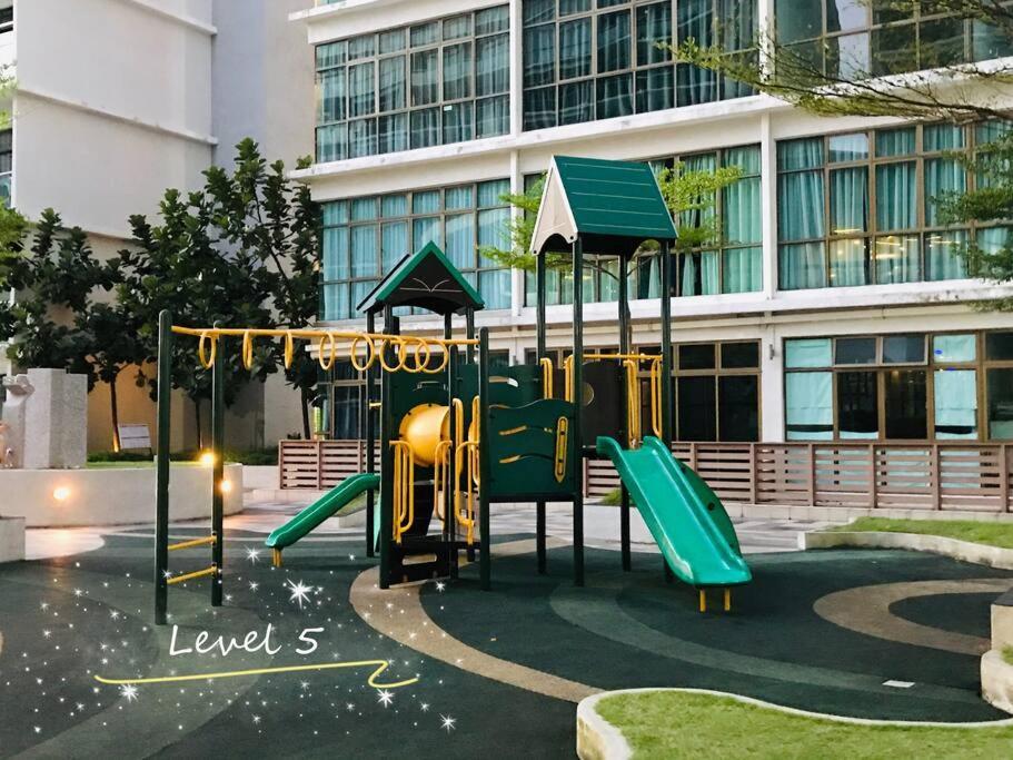 Palazio Mount Austin 2Br Studio Pool View With Tv Box-3 Plus 1 Pax C2-07 Джохор-Бару Экстерьер фото