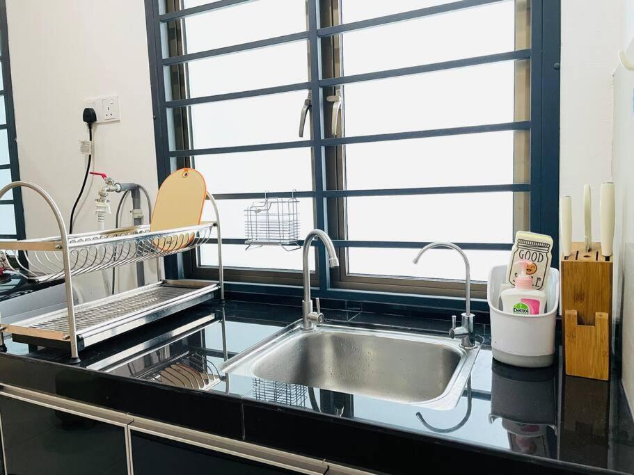 Palazio Mount Austin 2Br Studio Pool View With Tv Box-3 Plus 1 Pax C2-07 Джохор-Бару Экстерьер фото